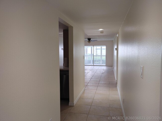 Building Photo - 801 SE Central Pkwy Unit 7