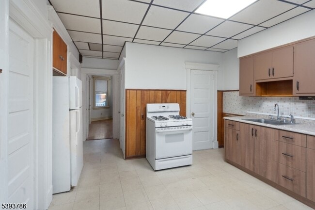 Photo - 76 Planten Ave