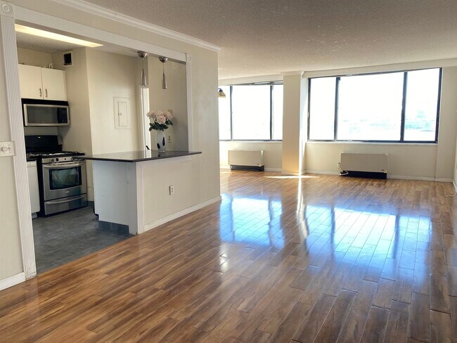 Photo - 45 RIVER Dr S Unit 1402