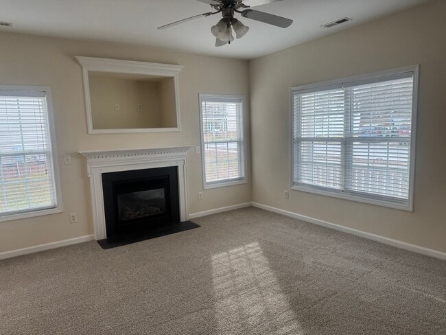 Photo - Fantastic 4br/2.5ba home, Conv to 40, excellent location, Available Now!