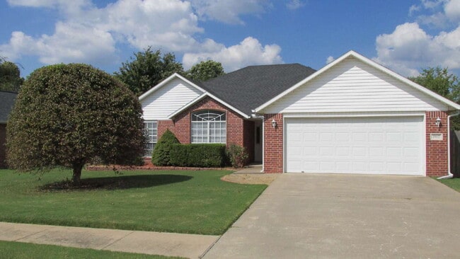 Building Photo - 1902 SW Spruce Rd