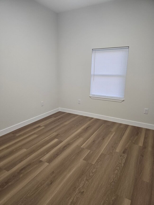 Photo - 3034-MF2-E5 Unit B