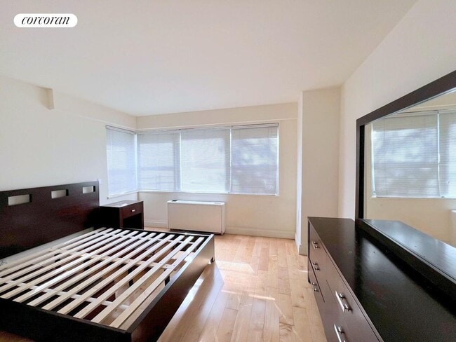 Photo - 211 E 53rd St