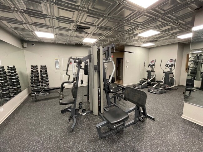 Sheridan Plaza - 4607 N Sheridan Rd