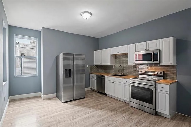 Photo - 1221 Boyle St