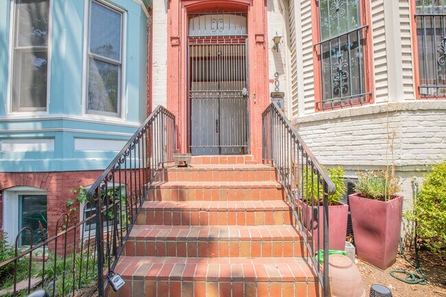 Photo - 909 R St NW Unidad ( B)