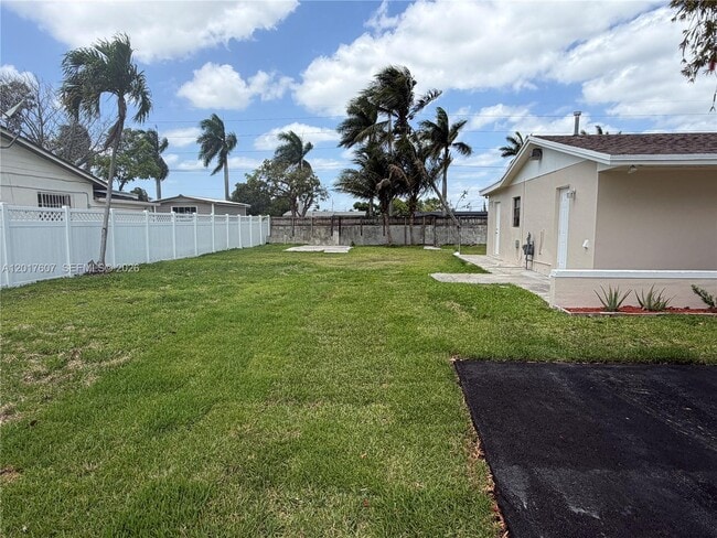 Building Photo - 10375 SW 152nd Terrace Unit B