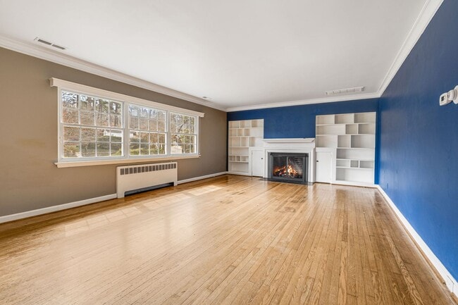Building Photo - Bright & Inviting 2-Bedroom Home with Fenced-In Yard, Garage & Lawn Care Included