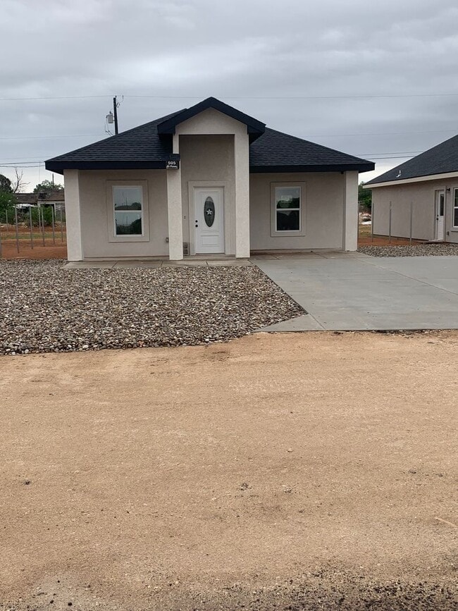 Building Photo - Wickett Rental
