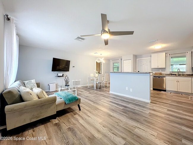 Photo - 760 Becker Ave NE