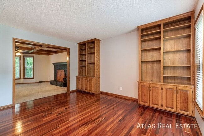 Photo - 7924 N Michigan Ave