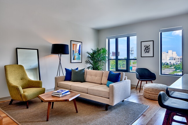 Photo - 2100 Trumbull St