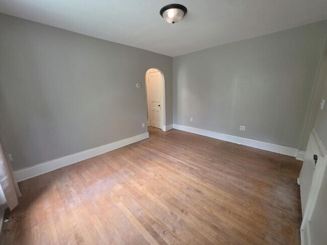 Bright 1 Bedroom Upper Unit Near UWEC, Water Street & Mayo Clinic – Available August 1st