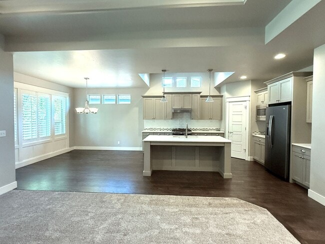 Photo - Spacious Home in Paramount
