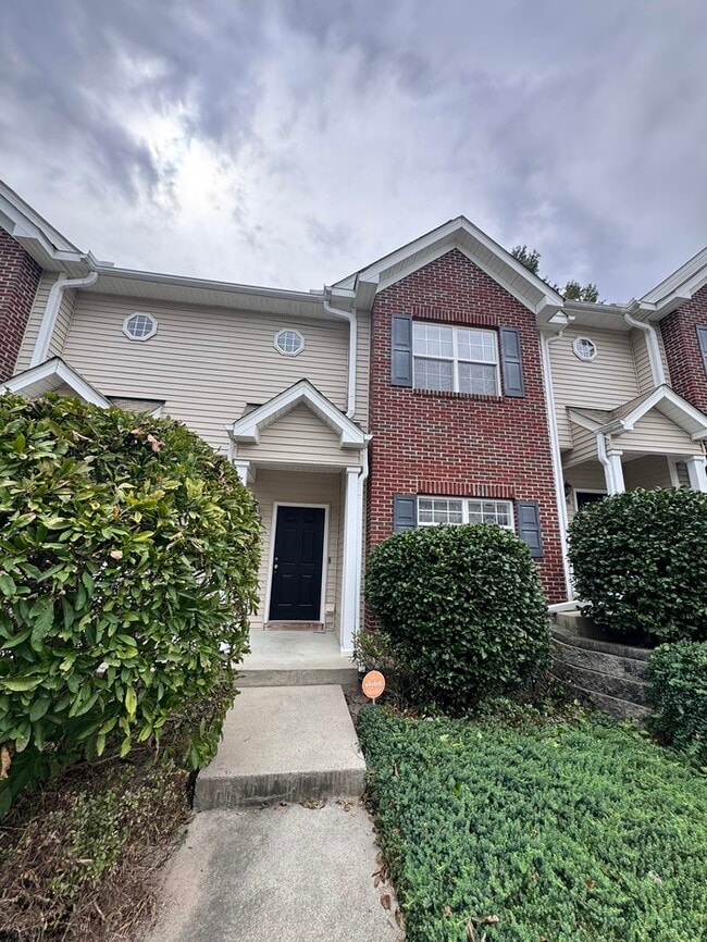 Building Photo - HUGE 3 Bed 3.5 Bath 3 Story Town Home, AVA...