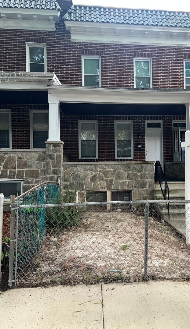 Building Photo - 3 Bedroom 1.5 Bathroom Townhome