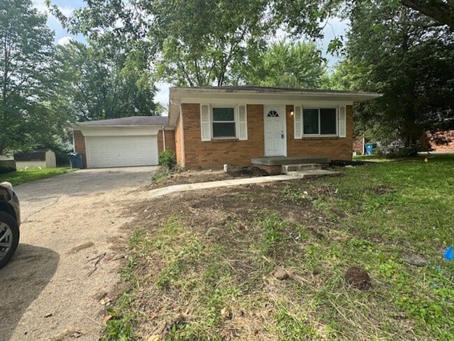 Beautiful Brick 3 Bedroom Home on East Side - Beautiful Brick 3 Bedroom Home on East Side