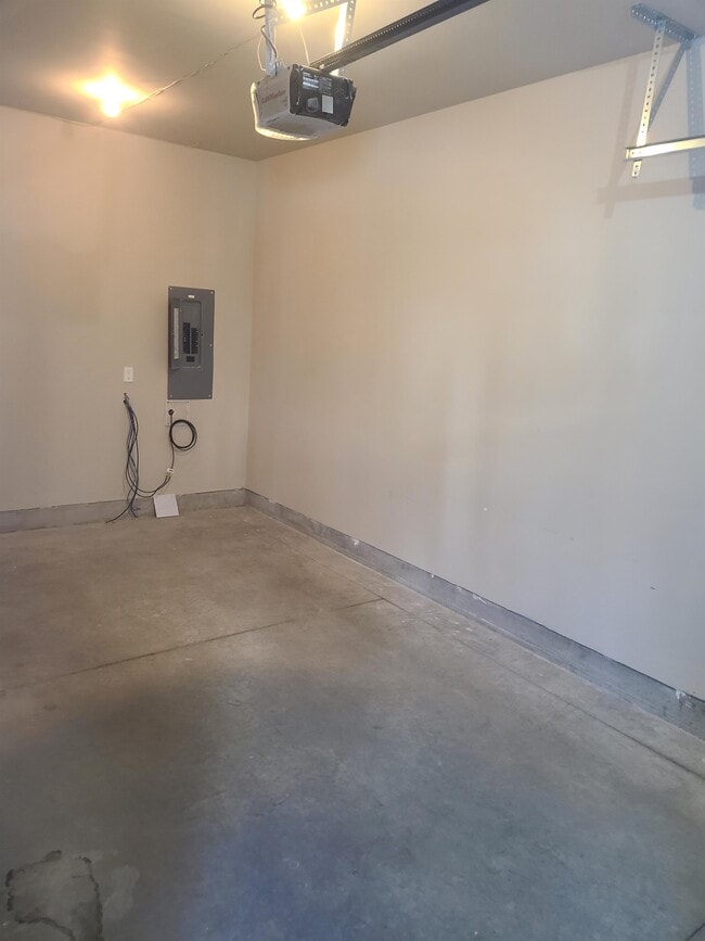 Photo - 550 Sandison St