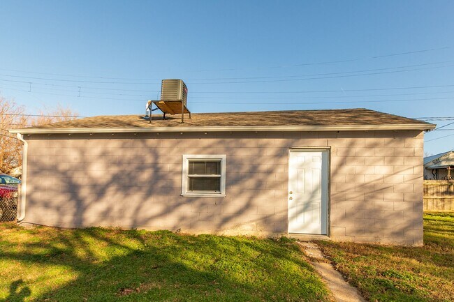 Photo - N Lewis Pl Triplex Unidad 2410 E Oklahoma St - 1345 Back