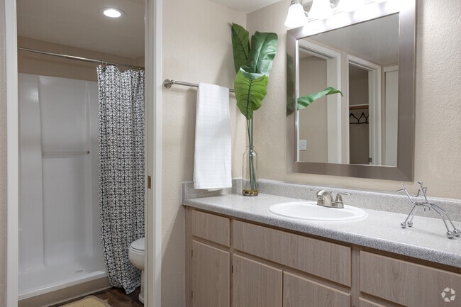 2BR, 2BA - 1,009SF