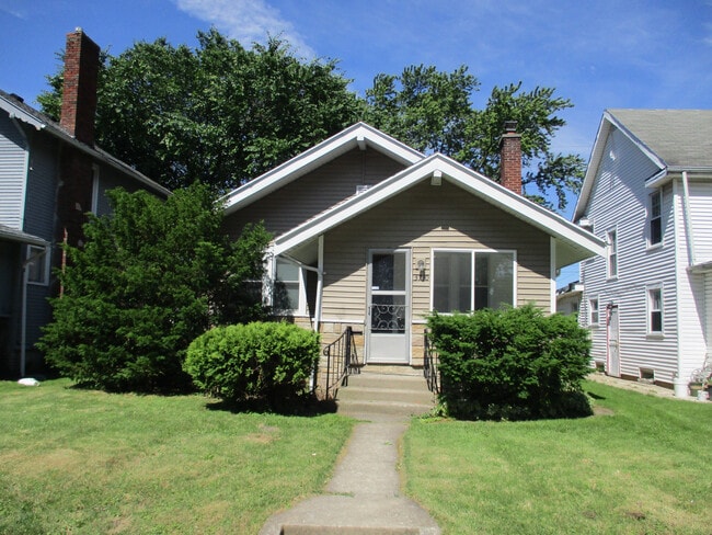 Building Photo - 2 BEDROOM HOME!