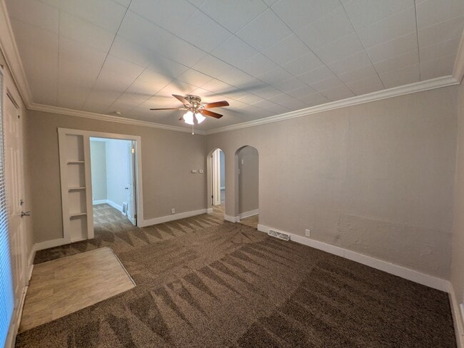 Building Photo - 3 Bedroom Home with detached garage and partially fenced yard, pet friendly!