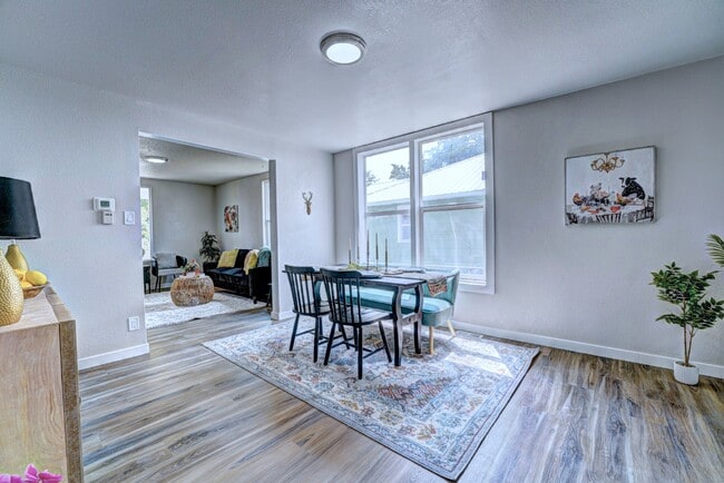 Photo - 2860 Bunting Ave
