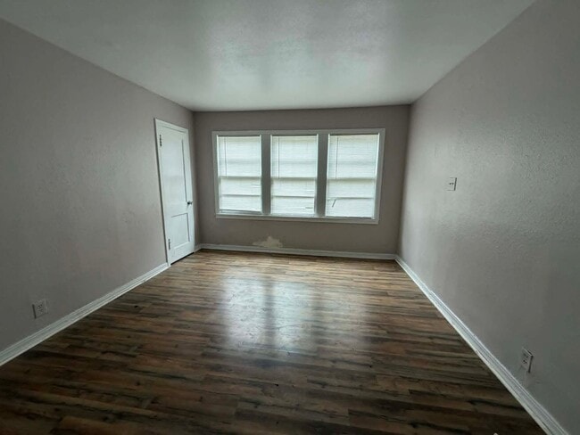 Photo - 3159 Milton St