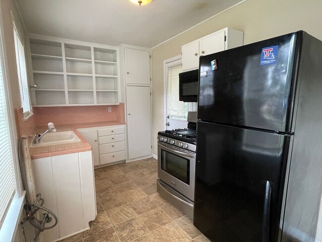 Photo - 833 Evangeline Pl