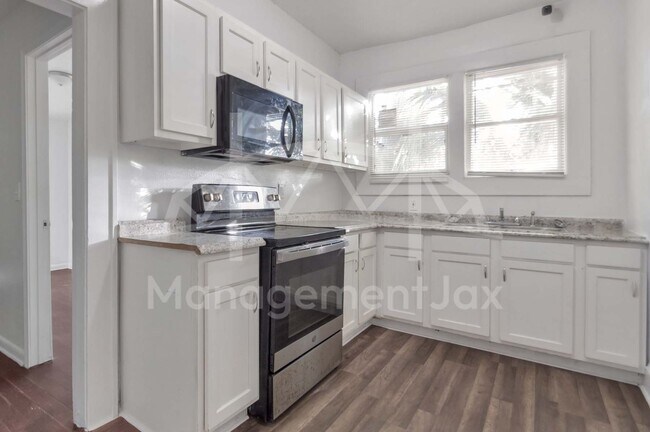 Photo - 961 Ardmore St