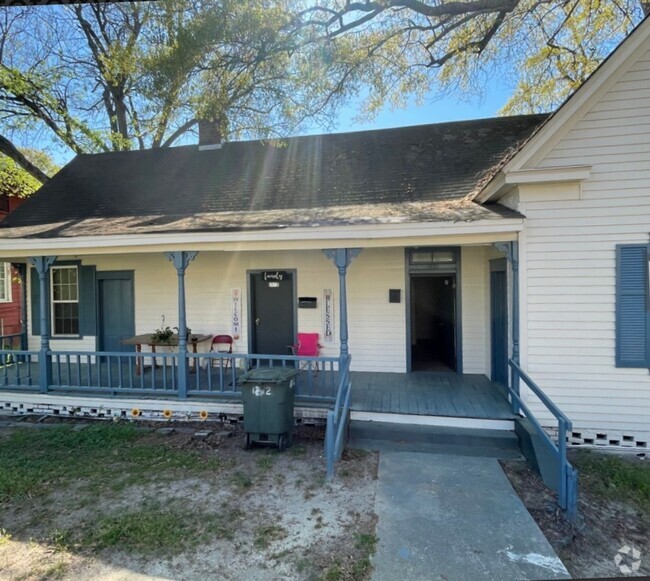 Building Photo - Charming Duplex Rental