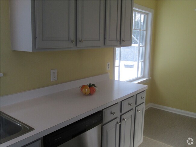 Building Photo - 15 Maple St Rental
