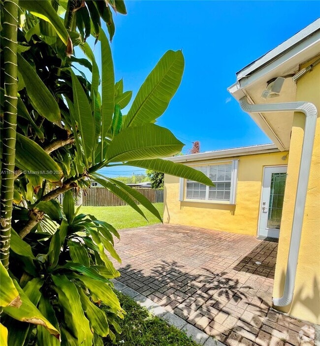 Building Photo - 6815 NW 14th St Unit 6815 Rental