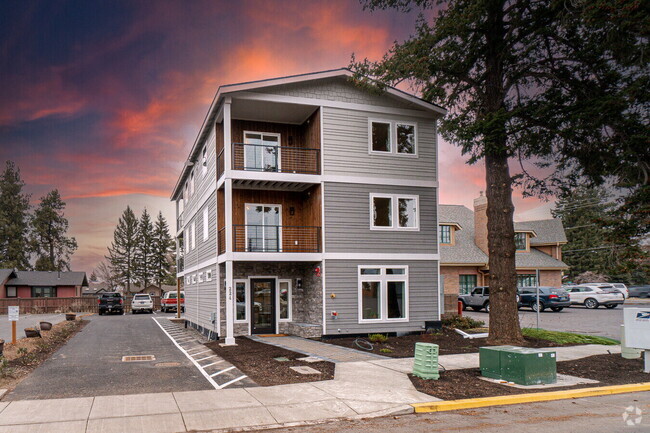 Building Photo - Spacious 1075 SF 2 bed in the Heart of Bend Unit # 3 Rental