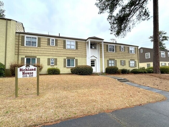 Building Photo - Hampton Hills 2 Bedroom, 1 Bath Condo