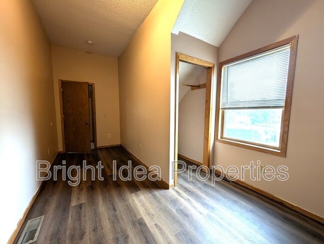 Photo - 863 Clark St N