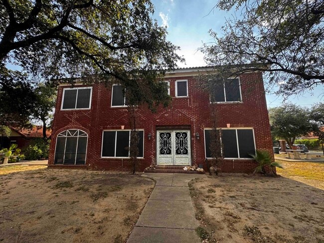 Building Photo - 720 N Stone Ave