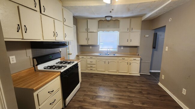 Photo - Affordable 2BR, 1BTH flat with utilities included & convenient location!