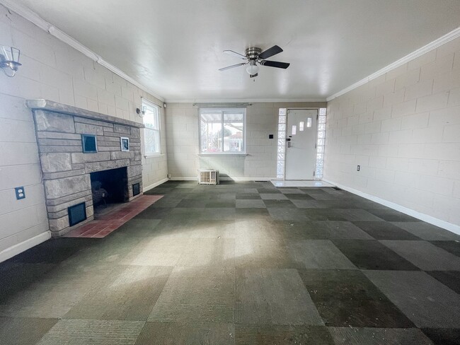 Photo - Cozy 2 Bedroom Home! Washer & Dryer Hookups! Fenced In Yard!