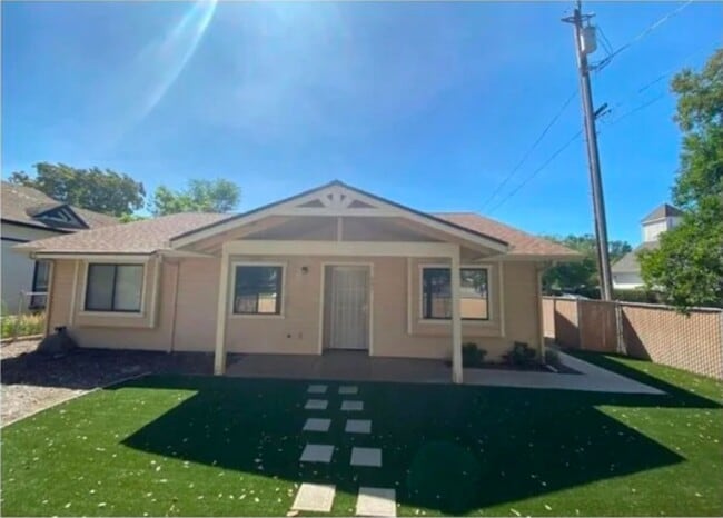 Building Photo - 3 bedroom 2 bath home