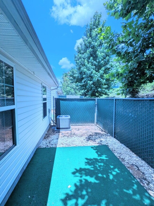 Photo - 526 Edgecliff Ln