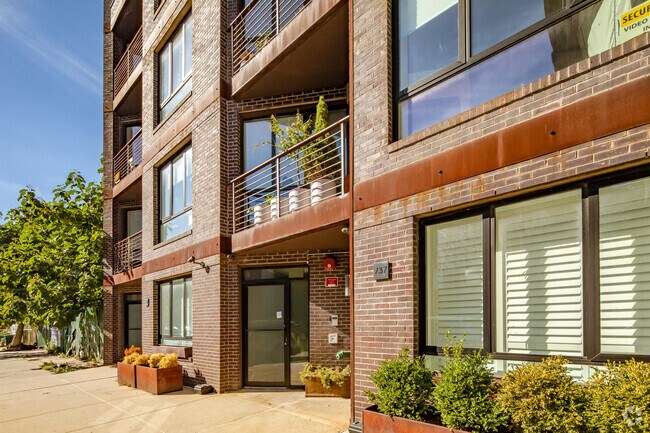 Photo - 735 Bergen St