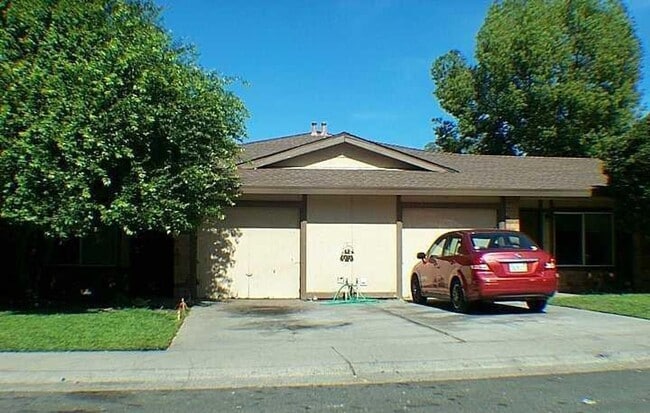 Building Photo - Greenholme Unit 4717 Greenholme Rental