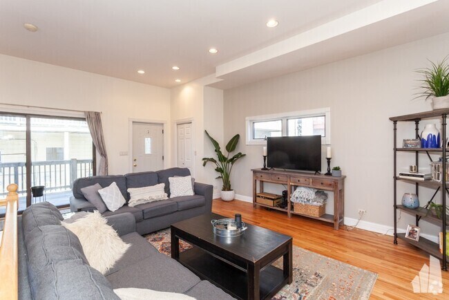 Building Photo - 1433 W Oakdale Ave Unit ch1 Rental