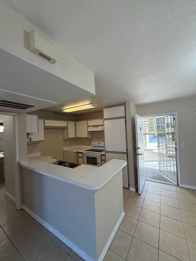 Front Gated 1 Bedroom Condo with AC, Dishw... - Front Gated 1 Bedroom Condo with AC, Dishw...