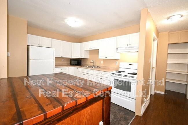 Building Photo - 2428 Oak St Unit A