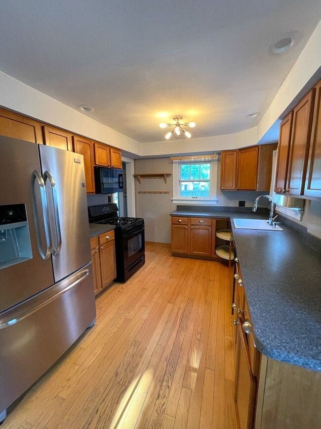 Building Photo - 1404 E Park Pl