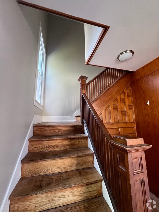 Building Photo - 74 Ford Ave Unit Upstairs Rental