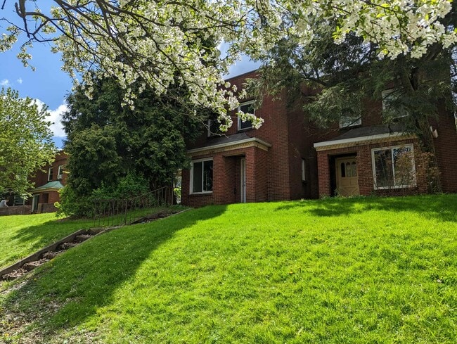 Building Photo - 459 W 3rd St Unit #1