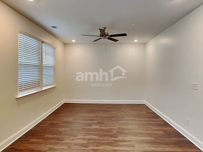 Photo - 549 Rivermist Dr